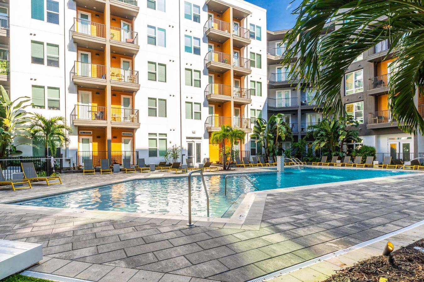 Tropical Field 1 Bed In Downtown With Free Parking Apartment St. Petersburg Exterior photo